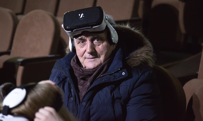 Худрук Молодёжного театра и президент «Европейской весны» Виктор Панов в VR-очках.