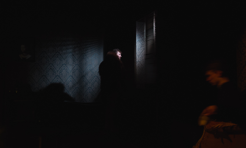 Митя Карамазов (Степан Полежаев) в западне — у окна, которое не выходит на воздух.