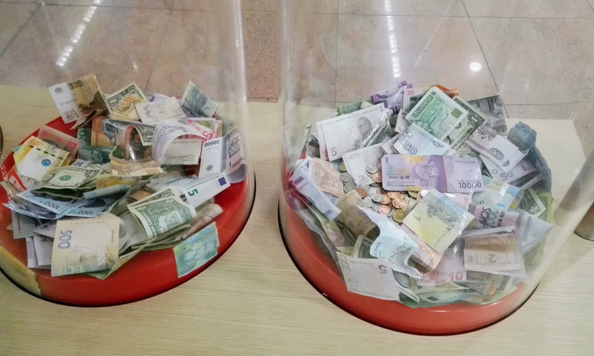 Рубли в цилиндрах для пожертвований. Фото Алексея Минина.