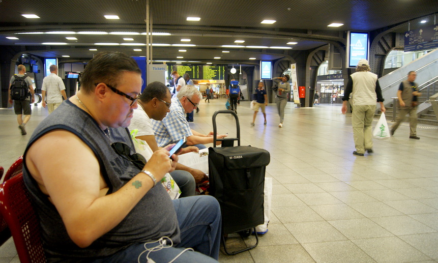 Чтобы как следует посидеть в интернете с телефона европейцы подключаются к точкам доступа специальной коммерческой распределённой сети. Брюссель. Фото Алексея Минина.