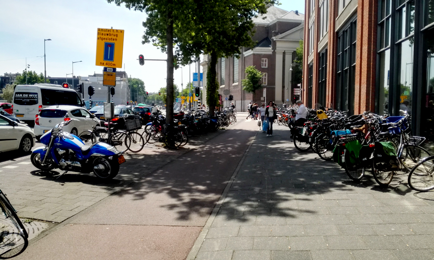 Из-за велопарковок и велодорожки места для пешеходов на тротуаре почти не осталось. Амстердам. Фото Алексея Минина.